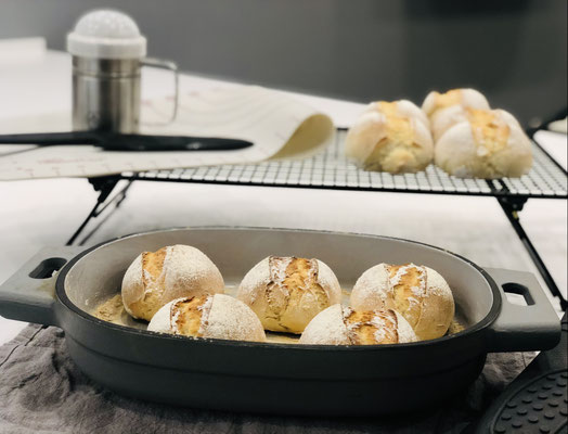 Zur Entnahme der Brötcchen aus dem emaillierten Guss-Baker verwende ich den Mini-Servierheber von Pampered Chef