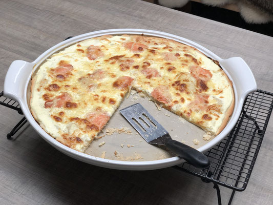 Stelle die White Lady auf das Kuchengitter und schneide den Flammkuchen mit dem Pizzaschneider Plus in Stücke....