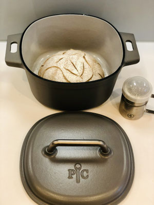 Ritze ein Muster in deinen Brotteig ein und bemehle mit dem Streufix dein Brot....
