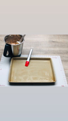 Mit dem Silikonpinsel rot von Pampered Chef® fette ich alle Stoneware Produkte von Pamperedchef® hauchdünn ein. Mit dem Hacken in der Mitte des Griffes kann man den Pinsel in eine Schüssel einhängen oder wie hier am Rand des Ofenzauberer sauber ablegen.