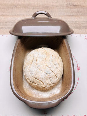 Den Teigling in den Ofenmeister von Pampered Chef legen und mit dem Schälmesser ein Muster einritzen....