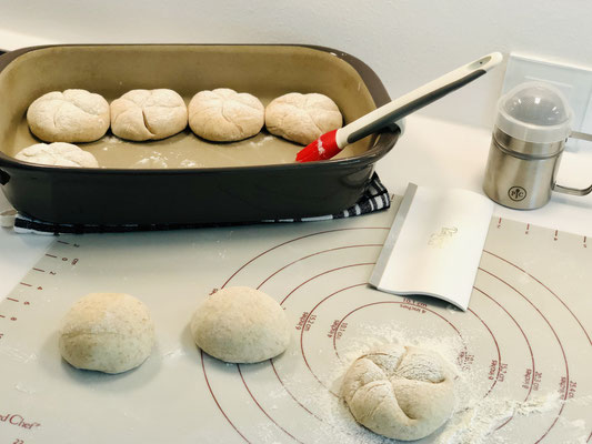 Mit dem Silikonpinsel fette ich die Ofenhexe ein... nachdem die Brötchen geschliffen sind, werden diese mit einem Brötchenstempel eingestempelt und dann in die Stoneware gelegt...