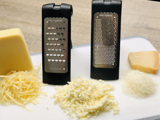 Mit der feinen Reibe von Microplane® reibe ich meinen Parmesan Käse oder ich kann diese Reibe auch für Muskatnuss oder als Zester Reibe verwenden.