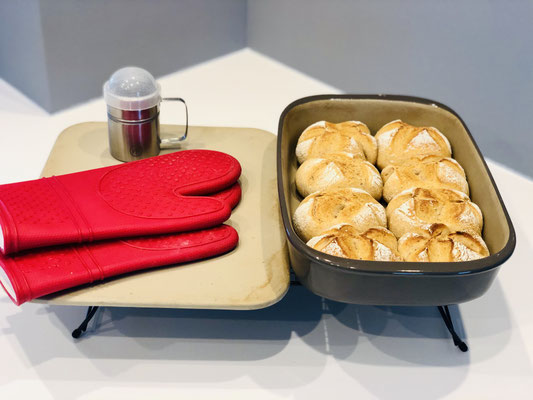 Mit den roten Silikonhandschuhen holst du das Grundset sicher aus dem Backofen ohne dir die Finger zu verbrennen...