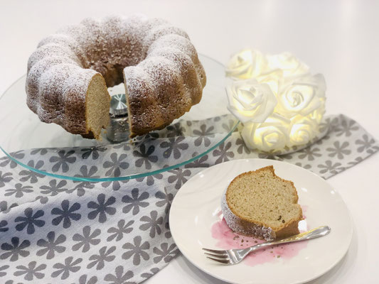 Mit etwas Puderzucker aus dem Streufix den Kuchen bestäuben...