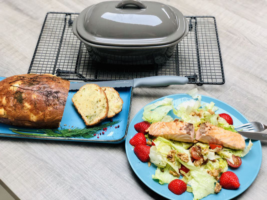 Nachdem es auf dem Kuchengitter auf Füssen abgekühlt hat schneide ich das Brot mit dem Brotmesser grau an und serviere dazu einen leckeren Salat. Guten Appetit!