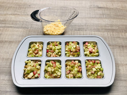 Hier siehst du wie ich den Teig schon in die Mini-Kuchenform von PC gefüllt habe....