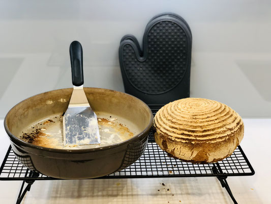 Nach gut 1 Stunde Backzeit erhalte ich ein leckeres Mischbrot das nicht nur wunderschön aussieht, sondern auch besonders gut schmeckt - selbst gebacken halt ♥