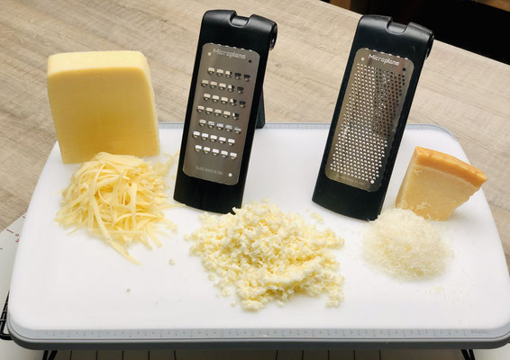 Hier siehst du die Microplane® Reibe von Pampered Chef® Links die grobe Reibe und rechts die feine Reibe. Mit der groben Microplane® reibe ich Käse wie Emmentaler oder Bergkäse aber auch abgetrockneter Mozzarella kann ich damit reiben....
