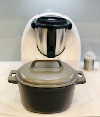 Deckel auflegen und den heißen Gusstopf in den vorgeheizten Backofen geben - Benutze die Silikonhandschuhe Packs An!, denn der Gusseiserne Topf ist 230°C heiß..