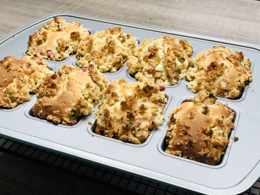 Nach dem backen die Küchlein sofort aus der Minikuchenform entnehmen und auf dem Kuchengitter von Pampered Chef auskühlen lassen...