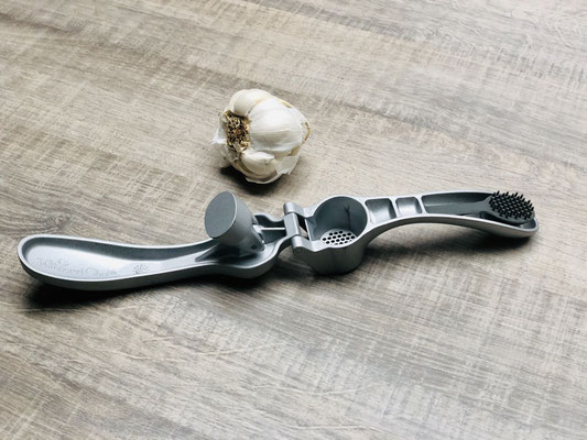 Lege die ungeschälte Knoblauchzehe in den Pressbehälter und drücke den ergonomisch gefortem Griff zusammen. Mit dem Bürtchenstiel holst du die Schale aus dem Presskegel und mit den Borsten reinigst du die Löcher der Presse.