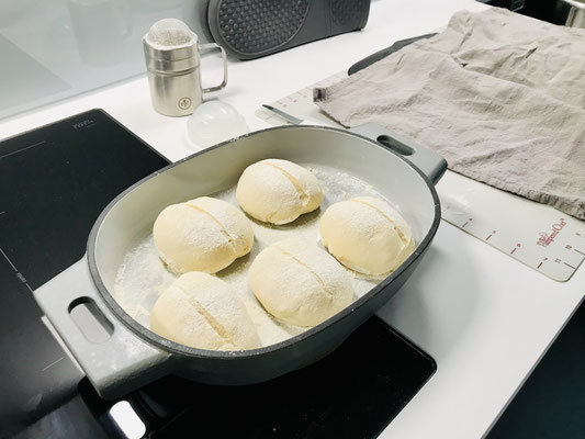 Hier siehst du die Brötchen nach dem Ruhen die nun in den aufgeheizten Guss-Baker von Pampered Chef gegeben wurden. Vorher noch ein wenig mit Mehl aus dem Streufix bestäuben ♥