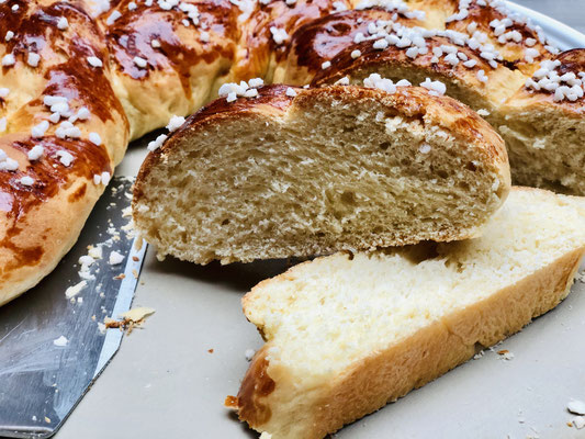 Hier siehst du ein angeschnittenes Stückchen vom großen Hefezopf - super lecker ♥