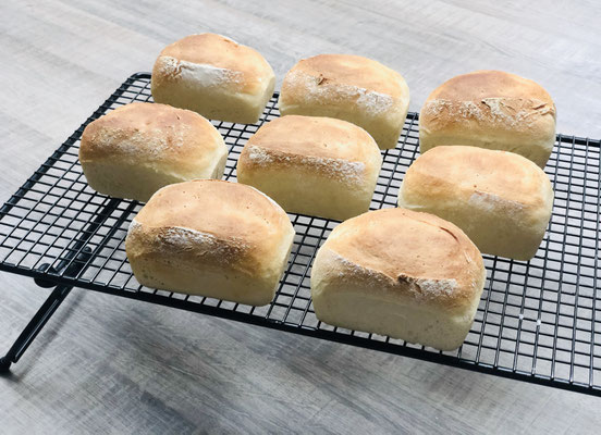 Auf dem Kuchengitter auf Füssen von Pampered Chef die Brötchen gut abkühlen lassen