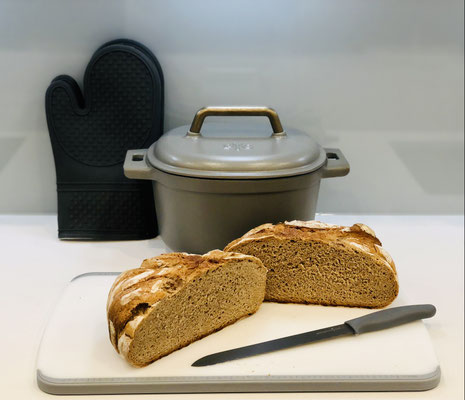 Nach dem backen, das Brot sofort aus dem Topf holen und auf dem Pampered Chef Kuchengitter auskühlen lassen. ♥