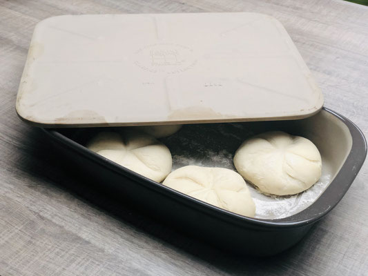 Hier siehst du wie ich den Deckel Zauberstein auf die Ofenhexe lege um knusprige Steinbackofen Brötchen zu erhalten