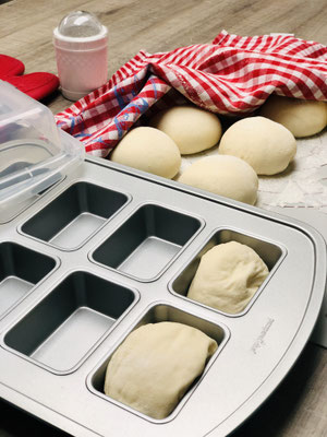 Nach dem Ruhen gebe ich die Teiglinge in die Mini-Kuchenform von Pampered Chef die ich sehr oft als Brötchenform benutze