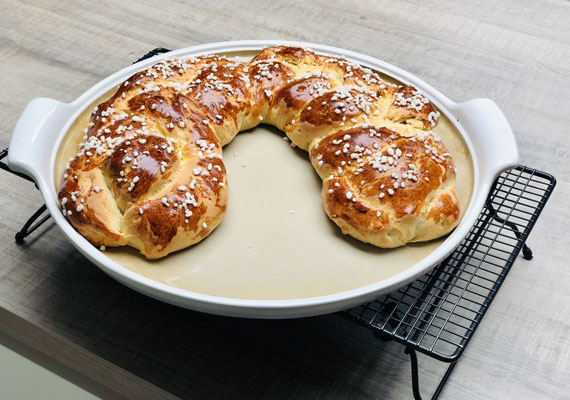 Nachdem der Teigling nochmals geruht hat, kommt dieser in den Backofen und wird goldgelb ausgebacken...