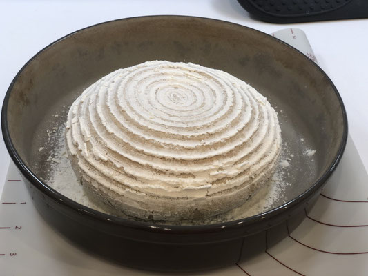 Nachdem der Laib aufgegangen ist, stürze ich den Teigling in die fein bemehlte runde Stoneware Leila von Pampered Chef und schiebe es in den kalten Backofen...