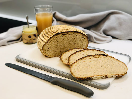 Hier siehst du wie knusprig das Brot außen ist und wie fluffig die Krume wurde. Selbst gebackenes Brot schmeckt tausendmal besser als ein Bäckerbrot ♥