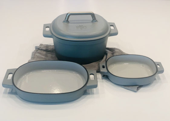 Hier die komplette emaillierte Gusseinen Serie von Pampered Chef. Mit 5,7 Liter Topf mit Deckel und den zwei Guss-Bakern in 1 Liter und 2 Liter Fassungsvermögen...