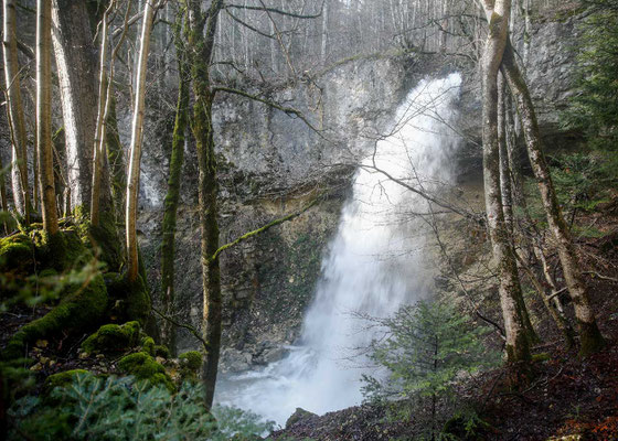 Der oberste Wasserfall in der Combe du Pilouvi stürzt über eine Felsstufe in die Tiefe.