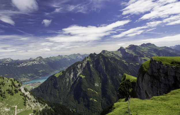 Blick vom SChärlihubel auf die Schinige Platte und hinunter zum Brienzer See