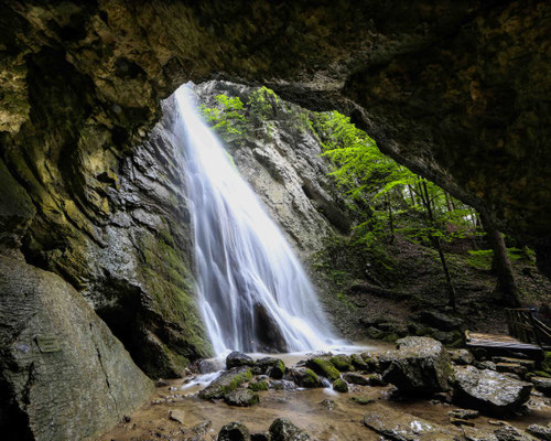 Die Grotte de Môtiers mit ihrem Wasserfall