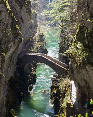 Die alte Brücke über die Areuse ist das Wahrzeichen der Areuseschlucht