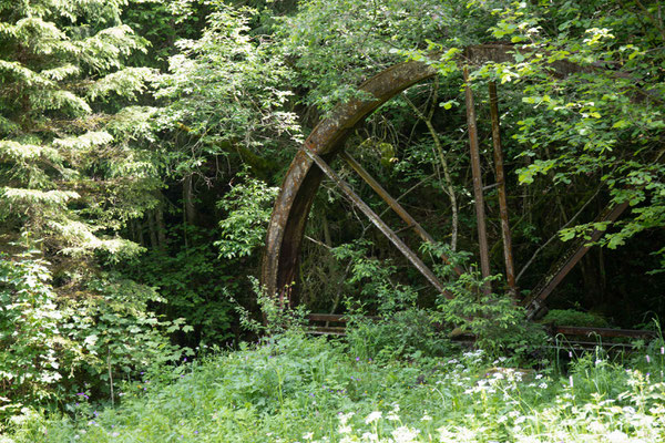 Von der Mühle ist nur noch das verrostete Mühlenrad vorhanden