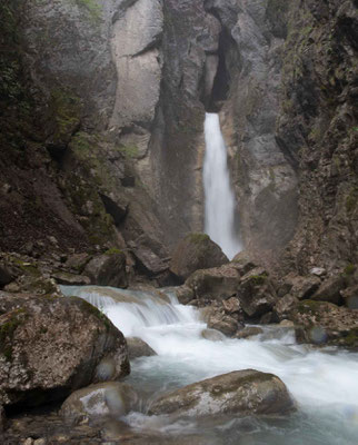 Der Wasserfall von Grandvillard in der Nähe von Greyerz