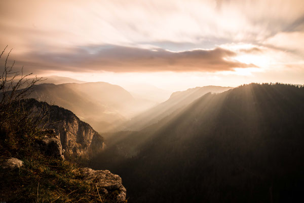 Kurz nach Sonnenaufgang auf dem Creux du Van im Neuenburger Jura