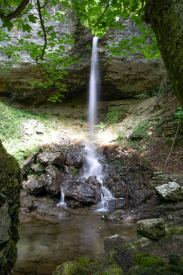 Der oberste Wasserfalle in der Combe du Pilouvi stürzt über eine überhängende Felswand.