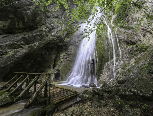 Wasserfall bei der Grotte de Mòtiers