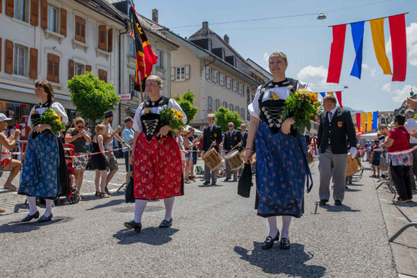 Die Ehrendamen des Tambourenverein Bern in der Berner Sonntagstracht