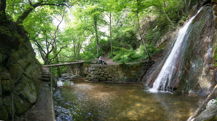 Das kleine natürliche Wasserbecken und die alte Brücke inder Vombe du Pilouvi