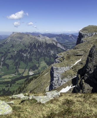 Auf dem Hohgant im Hintergrund die Schrattenfluh