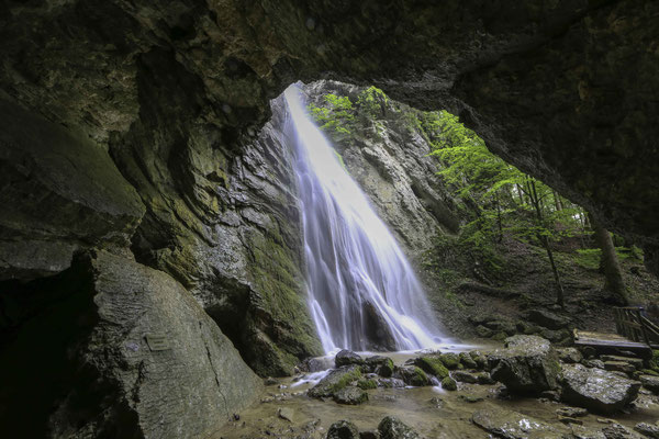 Wasserfall bei der Grotte de Mòtiers