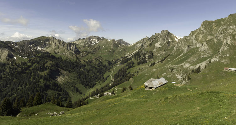 Blick auf das Stiereläger und den Widersgrind im Hintergrund