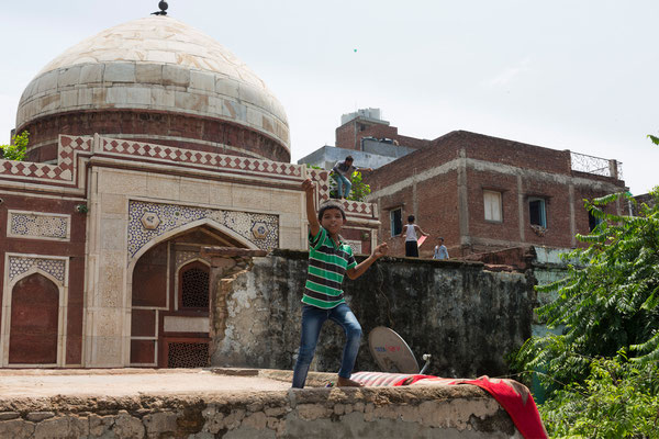 Drachen steigen im Hazrat Nizam-ud-din Dargah