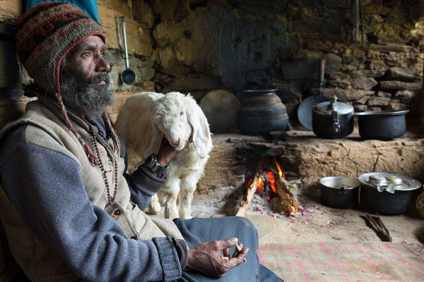 Abendtee in Thunda Bhoj, Parvati, Indien