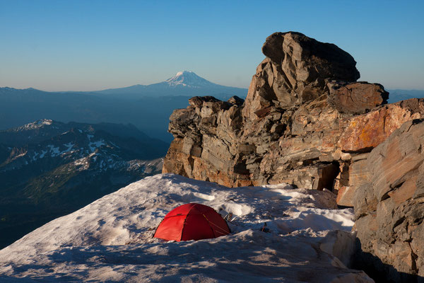 Turtle Camp (Mt Rainier, Kautz Route) mit Mt Adams, USA