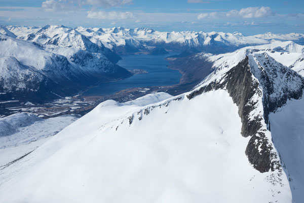 Isfjorden mit Åndalsnes vom Kjøvskartinden, vorn Kyrkjetaket