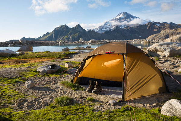 White Chuck Glacier Camp mit Glacier Peak, North Cascades, USA