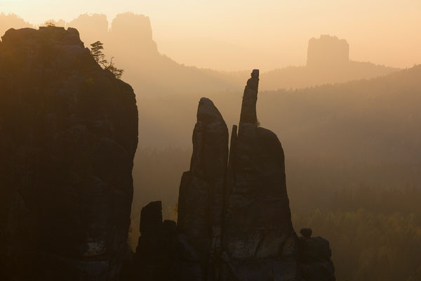 Brosinnadel mit Schrammsteinen und Falkenstein, sächsische Schweiz