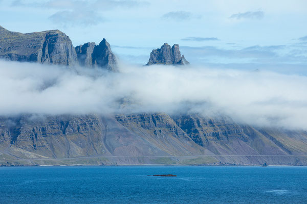 Breiðdalsvík mit Streitishorn und Súlur