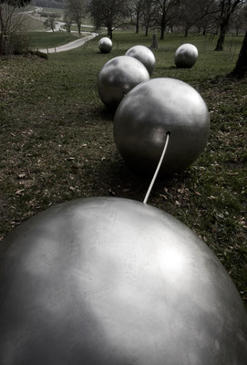 "zerrissene Perlenkette", Überlingen am Bodensee, Denkmal von Andrea Zaumseil