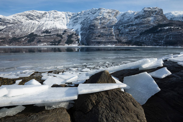 Skansaneset am Lustrafjorden, hinten Berteig