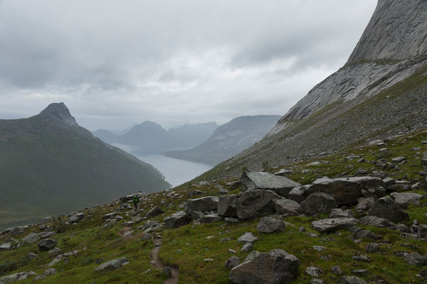 Aufstieg am Stetind im Storelvdalen, hinten Stefjorden